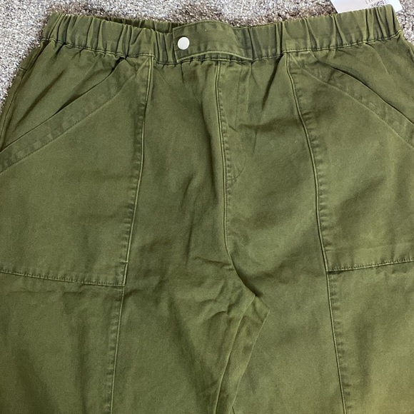 Forever 21 Women’s Straight Leg Pants sz XL Olive Color NWT - Picture 2 of 7